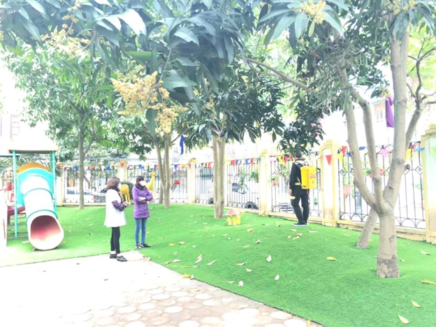 Trường mầm non Long Biên tiến hành phun thuốc muỗi và vệ sinh môi trường phòng chống dịch bệnh với sự giám sát của Trạm y tế phường Long Biên.
